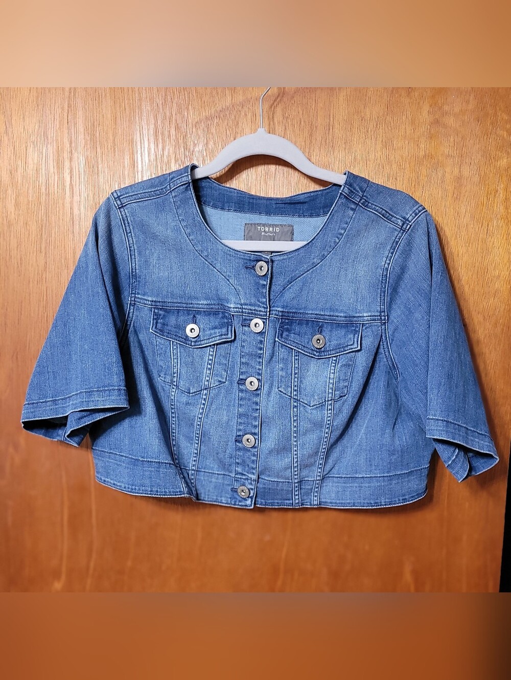 Torrid Short-Sleeve Cropped Denim Jacket Size 2 (18/20) Has Stretch (1283)